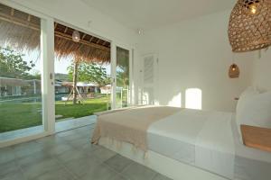 Phòng Có Giường Cỡ Queen Nhìn Ra Hồ Bơi (Queen Room with Pool View)