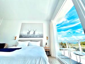 Phòng Deluxe Giường Đôi Với Ban Công và Tầm Nhìn Ra Biển (Deluxe Double Room with Balcony and Sea View)