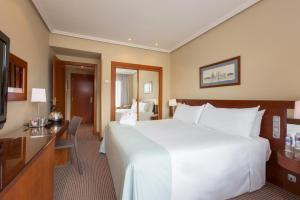 Premium King Room room in Hotel Madrid Alameda Aeropuerto Affiliated by Meliá