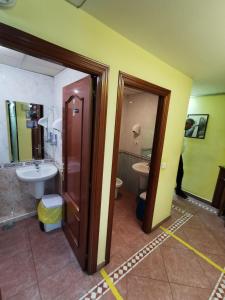 Twin Room with Shared Bathroom room in Casa de Huespedes La Asturiana