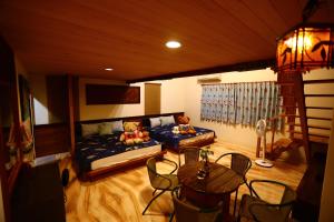 Phòng gia đình với phòng tắm riêng. (Family Room with Private Bathroom)