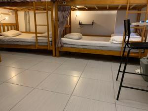 Phòng tập thể 6 giường có phòng tắm chung (6-Bed Dormitory with Shared Bathroom)