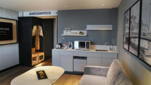 Executive Suite With Sofa And Dining Table, Dup Lex Suite, Queen Bed, Non Smoking
