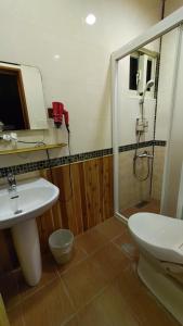 Phòng Giường Đôi Có Phòng Tắm Riêng (Double Room with Private Bathroom)
