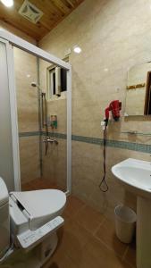 Phòng gia đình với phòng tắm riêng. (Family Room with Private Bathroom)