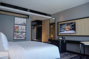 Deluxe Room with Quensize bed, City side