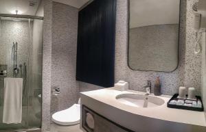 Premium Superior Room with 1 queen size bed, City side