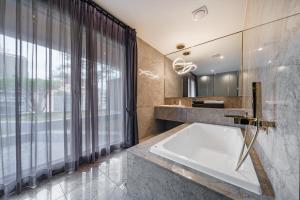 Phòng Hảo Hạng 2 Giường ĐơnCó Sân Hiên (Premium Twin Room with Terrace)