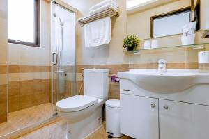 Phòng Deluxe Giường Đôi Có Ban Công (Deluxe Double Room with Balcony)