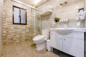 Phòng gia đình với phòng tắm riêng. (Family Room with Private Bathroom)