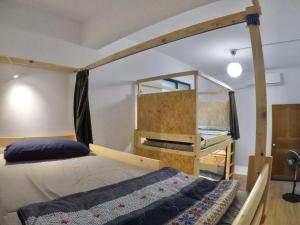 Giường Tầng Trong Phòng Ngủ Tập Thể Cho Nam Và Nữ (Bunk Bed in Mixed Dormitory Room)