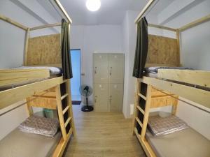 Giường Tầng Trong Phòng Ngủ Tập Thể Cho Nữ (Bunk Bed in Female Dormitory Room )