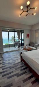 Phòng Deluxe Giường Đôi Với Ban Công và Tầm Nhìn Ra Biển (Deluxe Double Room with Balcony and Sea View)