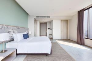 King Suite with Balcony room in The Quarter Ari by UHG