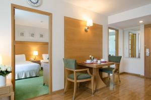 Phòng 2 giường có ban công (Twin Room with Balcony)