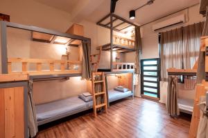 Giường Trong Phòng Tập Thể Cả Nam và Nữ 10 Giường (Bed in 10 Bed Mixed Dormitory)