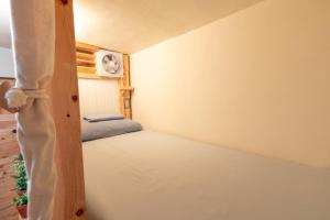 Giường Tầng Trong Phòng Ngủ Tập Thể Cho Nữ (Bunk Bed in Female Dormitory Room )