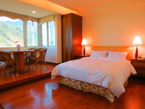 Suite Hạng Hoàng gia Nhìn ra Biển (Royal Suite with Sea View)