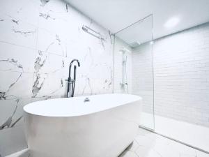 Phòng Có Giường Cỡ King Với Ban Công (King Room with Balcony)
