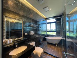 Phòng Deluxe hướng biển giường đôi (Deluxe Double Room with Sea View)