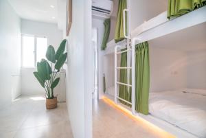 2 Người trong Phòng Tập Thể 2 Giường Cạnh Cửa Sổ - Cả Nam và Nữ (2 People in 2-Bed Dormitory Window Side - Mixed)