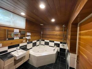 Suite Gia Đình Deluxe (Deluxe Family Suite)