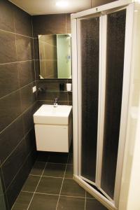 Phòng Tiêu chuẩn 2 Giường Đơn - không có cửa sổ (Standard Twin Room - no window)