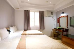 Quadruple Room with Private Bathroom (Check-in after 20:30)