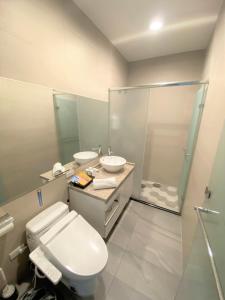 Phòng Deluxe Giường Đôi Với Ban Công và Tầm Nhìn Ra Biển (Deluxe Double Room with Balcony and Sea View)