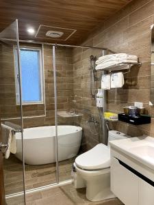 Phòng Bốn Người Có Phòng Tắm Riêng (Quadruple Room with Private Bathroom)