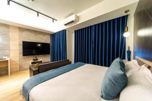 Phòng Loại Sang Giường Đôi Có Ban Công – Cấm Hút Thuốc (Deluxe Double Room with Balcony - Non-Smoking)