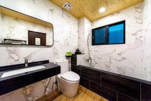 Phòng Loại Sang Giường Đôi Có Ban Công – Cấm Hút Thuốc (Deluxe Double Room with Balcony - Non-Smoking)