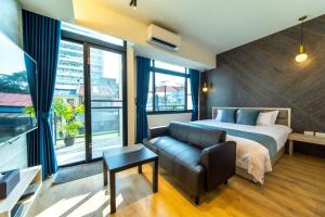 Phòng Loại Sang Giường Đôi Có Ban Công – Cấm Hút Thuốc (Deluxe Double Room with Balcony - Non-Smoking)