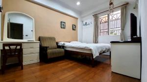 Phòng Tiêu Chuẩn Giường Đôi Lớn (Standard Queen Room)