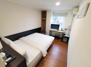 Phòng Giường Đôi Hạng Bình Dân (Budget Double Room)