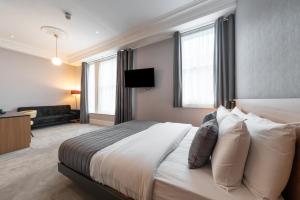 Deluxe Double Room room in Gainsborough Hotel