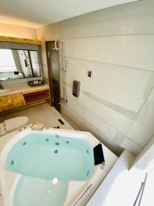 Bồn Tắm Nước Nóng Đôi Tiêu Chuẩn (Standard Double Hot Tub)