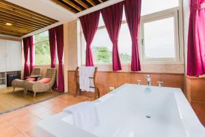 Phòng Giường Đôi Lớn Loại Sang (Deluxe Queen Room)