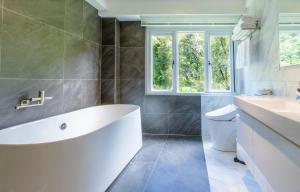 Phòng Gia Đình Có Bồn Tắm (Family Room with Bath)