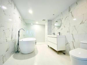 Phòng Deluxe Giường Đôi Với Ban Công và Tầm Nhìn Ra Biển (Deluxe Double Room with Balcony and Sea View)