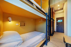 Giường trong Phòng Tập Thể Nữ 4 Giường (Bed in 4-Bed Female Dormitory Room)
