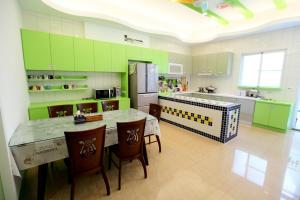 Nhà 6 Phòng ngủ (Six-Bedroom House)