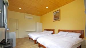 Phòng 4 người có phòng tắm (Quadruple Room with Bathroom)