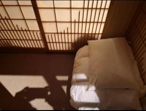 Giường Đơn trong Phòng ngủ tập thể (Single Bed in Dormitory Room)