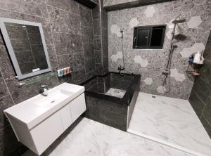 Phòng 4 Người Có Bồn Tắm (Quadruple Room with Bath)