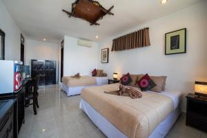 Deluxe Triple Room with Private Balcony and Partial Sea View