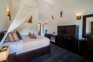 Deluxe Double Room with Private Balcony and Partial Sea View