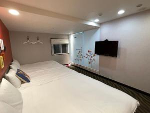 Phòng gia đình với phòng tắm riêng. (Family Room with Private Bathroom)