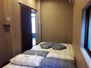 Phòng 4 Người Có Phòng Tắm Chung (Quadruple Room with Shared Bathroom)