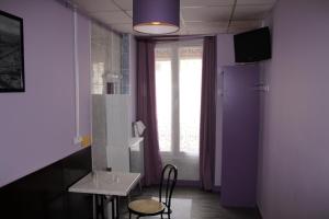 Single Room with Shared Bathroom and Toilet room in Hotel Telemaque